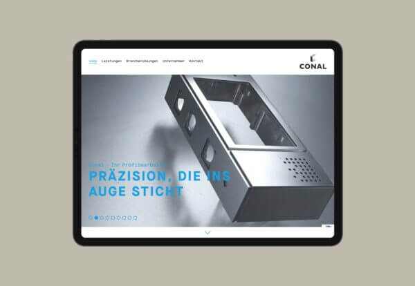 Tablet mit der Ansicht der Startseite für das Webdesign von Conal Aluminium. Daniel Schilke Visuelle Kommunikation ist ein Büro für Webdesign und Grafikdesign aus Minden in Ostwestfalen.