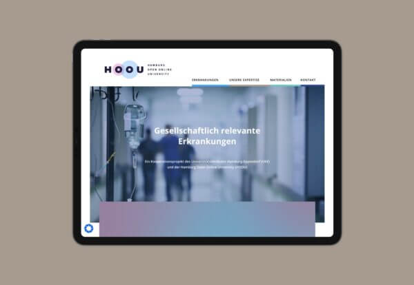 Tablet mit der Ansicht der Startseite für das Webdesign von Hoou. Daniel Schilke Visuelle Kommunikation ist ein Büro für Webdesign und Grafikdesign aus Minden in Ostwestfalen.
