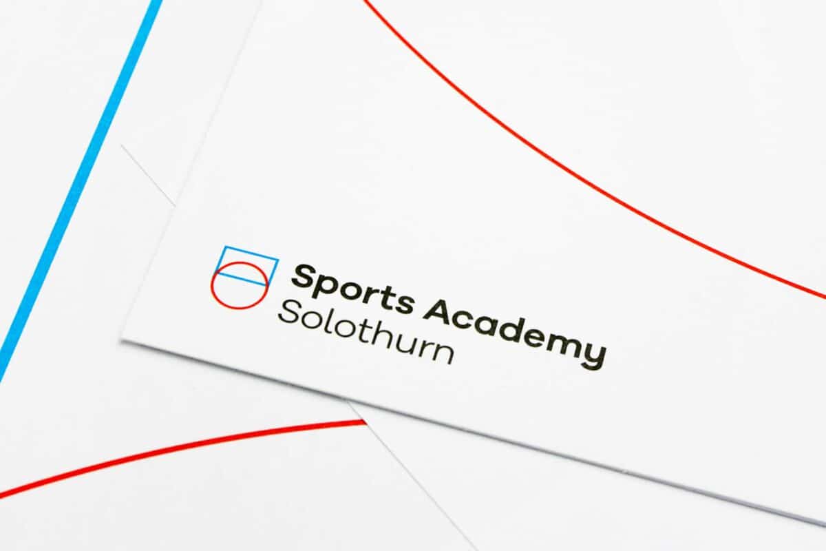 Logo der Sports Academy Solothurn auf bedrucktem Papier.